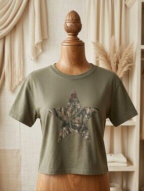 Vintage Threadz Cropped Green Camo Star Tee – Size Large